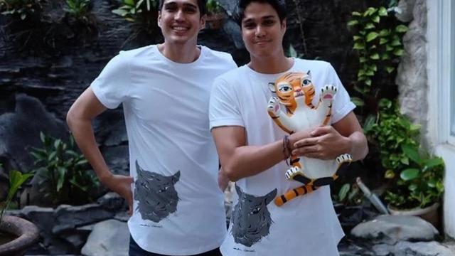 6 Potret Seleb Kembar Pakai Baju yang Sama, Semakin Sulit Dibedakan