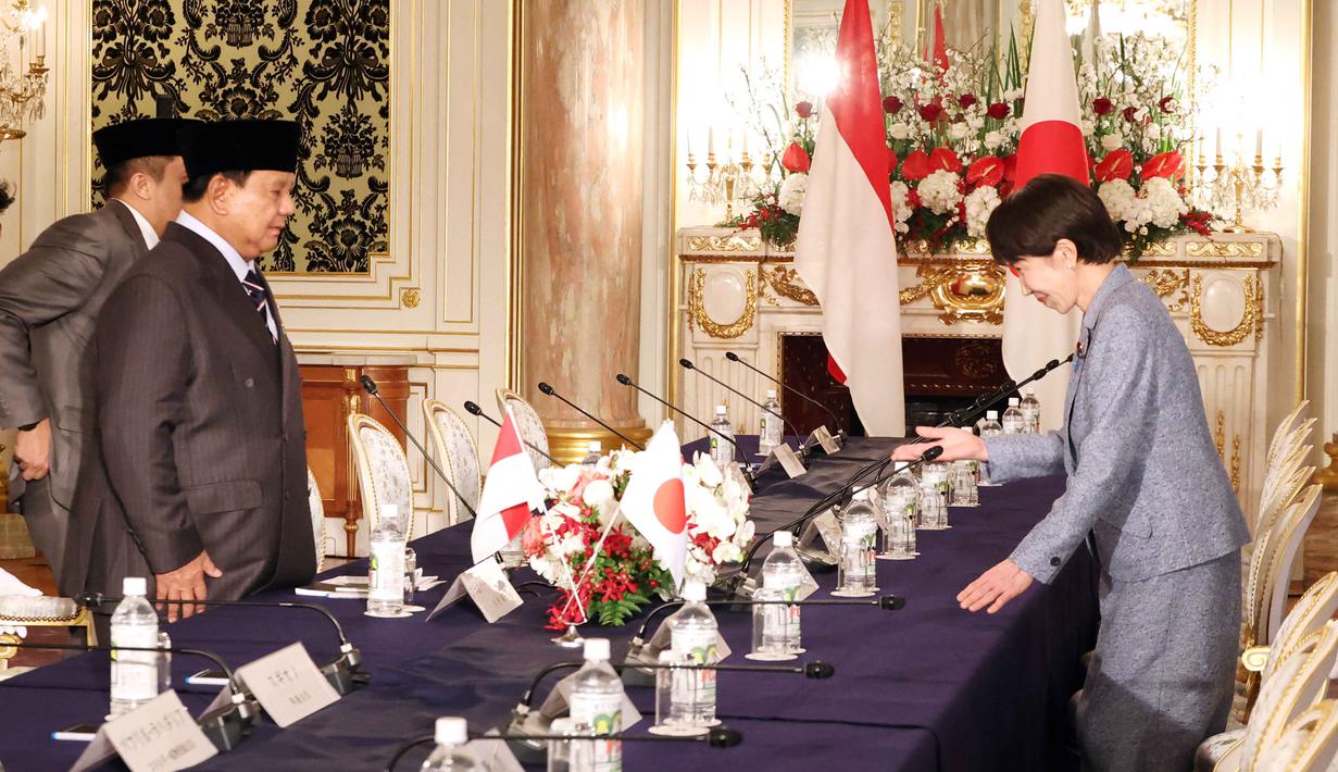Pertemuan keduanya dilaksanakan di Istana Akasaka, Tokyo, Selasa 31 Maret 2026. Tampak dalam foto, Presiden Republik Indonesia, Prabowo Subianto (kiri) dan Perdana Menteri Jepang Sanae Takaichi, saat mengadakan pertemuan di Istana Akasaka, Tokyo pada Selasa 31 Maret 2026. (YOSHIKAZU TSUNO/POOL/AFP)