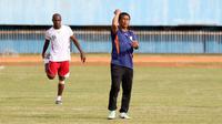 Pelatih Persipura Jayapura, Jafri Sastra memimpin Boaz Solossa dan rekan-rekannya berlatih di Stadion Mandala, Jayapura, Kamis (28/4/2016). (Bola.com/Nicklas Hanoatubun)