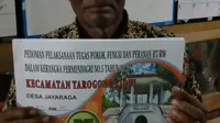 Pihak desa tiba-tiba memotong uang intensif untuk ketua RT dan RW untuk buku panduan administrasi yang harusnya gratis tersebut. (Liputan6.com/Jayadi Supriadin).