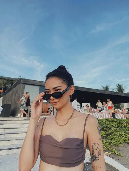 Tak sekadar buat penampilan jadi seksi, tato yang dipasang Beby punya arti khusus. [Instagram @bebyleonardo]