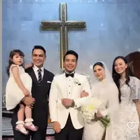 Asmirandah hadir bersama keluarga kecilnya menghadiri pemberkatan Jessica Mila dan Yakup Hasibuan. Saat hadir, ia pun penuh haru melihat prosesi pernikahan tersebut. Credit: Instagram (@asmirandah89)
