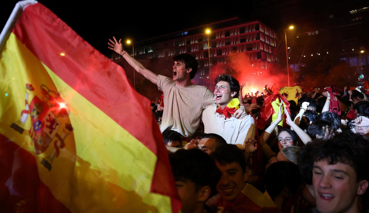 Para suporter bersorak dan bergembira menyambut gelar juara Euro 2024. (Pierre-Philippe MARCOU/AFP)