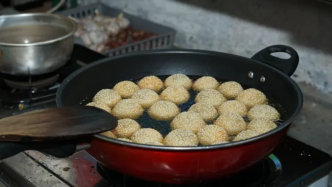 menggoreng onde-onde