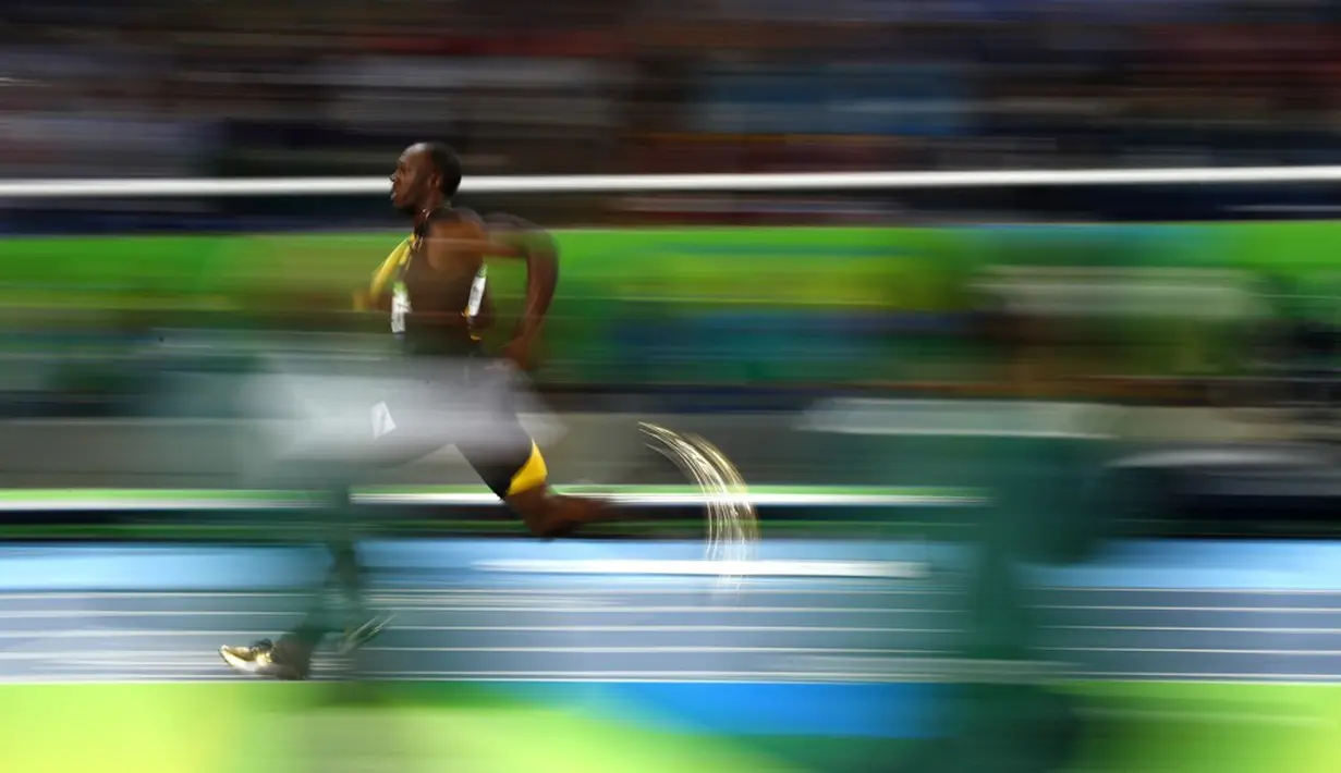  Sprinter Jamaika, Usain Bolt, saat berlomba di nomor estafet 4x100m putra Olimpiade Rio 2016 di Olympic Stadium, Rio de Janeiro, (19/8/2016). Tim putra Jamaika meaih emas. (AFP/Adrian Dennis)