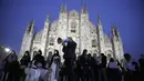 Pemilik toko dan pekerja memprotes langkah-langkah pembatasan pemerintah untuk mengekang penyebaran COVID-19, di depan katedral gothic Milan, Italia, 12 November 2020. Beban kasus baru Infeksi COVID-19 sehari-hari Italia dikonfirmasi naik jauh lebih tinggi pada hari Kamis. (AP Photo/Luca Bruno)