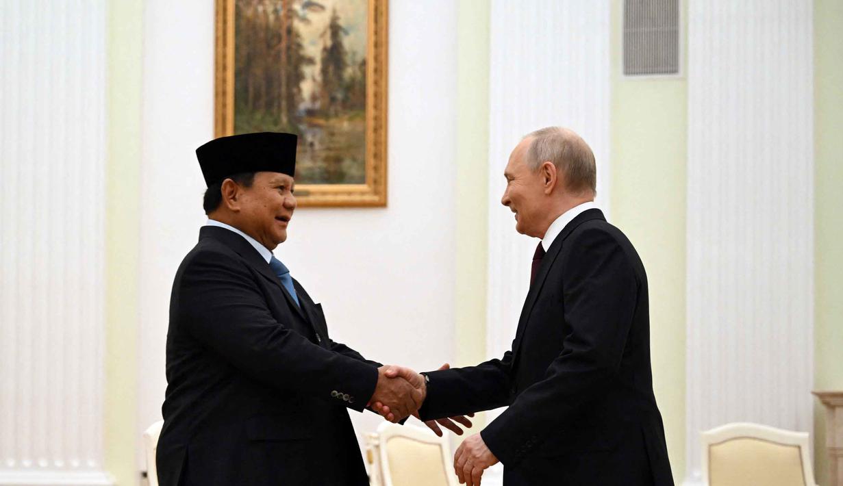 Pertemuan dilaksanakan di Istana Kremlin, Moskow pada Senin 13 April 2026. Tampak dalam foto, Presiden Republik Indonesia, Prabowo Subianto (kiri) bersalaman sesaat sebelum melakukan pertemuan dengan Presiden Rusia Vladimir Putin di Istana Kremlin, Moskow pada Senin 13 April 2026. (Igor IVANKO/POOL/AFP)