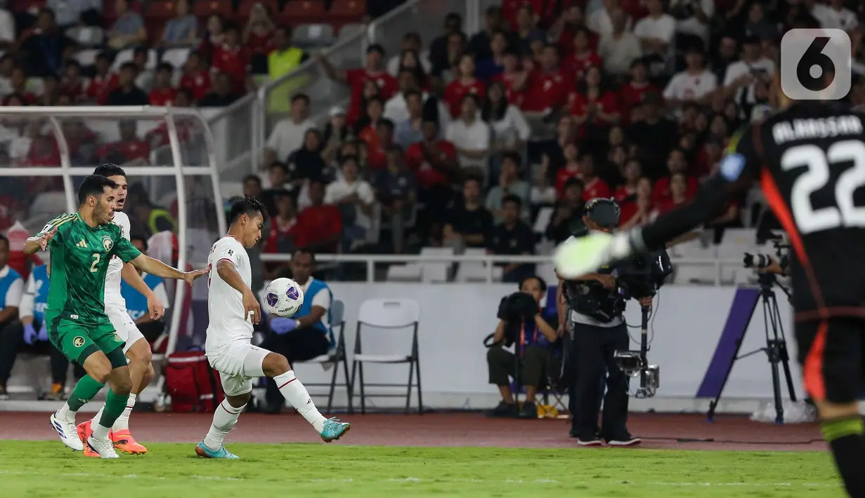 Jelang akhir babak pertama, timnas Indonesia terus menggempur barisan pertahanan Arab Saudi. (Liputan6.com/Herman Zakharia)