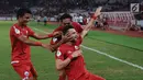 Pemain depan Persija, Marko Simic bersama Sandi Sutte dan Addison Alves merayakan gol ke gawang Tampines Rovers pada penyisihan grup H Piala AFC 2018 di Stadion GBK, Jakarta, Rabu (28/2). Persija unggul 4-1. (Liputan6.com/Helmi Fithriansyah)