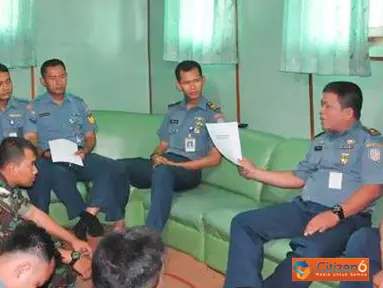 Citizen6, Jakarta Utara: Prajurit KRI Mentawai-595 mendapatkan Ceramah dari Diskum Kolinlamil, Mayor Laut (KH) Kaisar Farhan di Longroom ABK KRI Mentawai-595, dermaga Kolinlamil Tanjung Priok, Jakarta Utara, Kamis, (8/11). (Pengirim: Kadispen Kolinlamil).