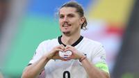 Pemain Austria,Marcel Sabitzer, melakukan selebrasi setelah mencetak gol ke gawang Belanda pada pertandingan terakhir grup D Euro 2024. (AFP/Ronny Hartmann)