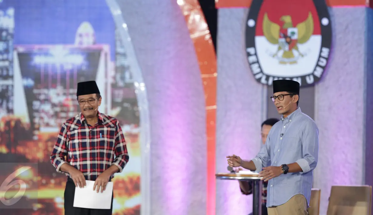 Calon Wakil Gubernur DKI Jakarta no 3, Sandiaga Uno beradu argumen dengan Djarot Saiful Hidayat saat debat terakhir Pilgub DKI Jakarta 2017 di Hotel Bidakara, Jakarta, Rabu (12/4). (Liputan6.com/Faizal Fanani)