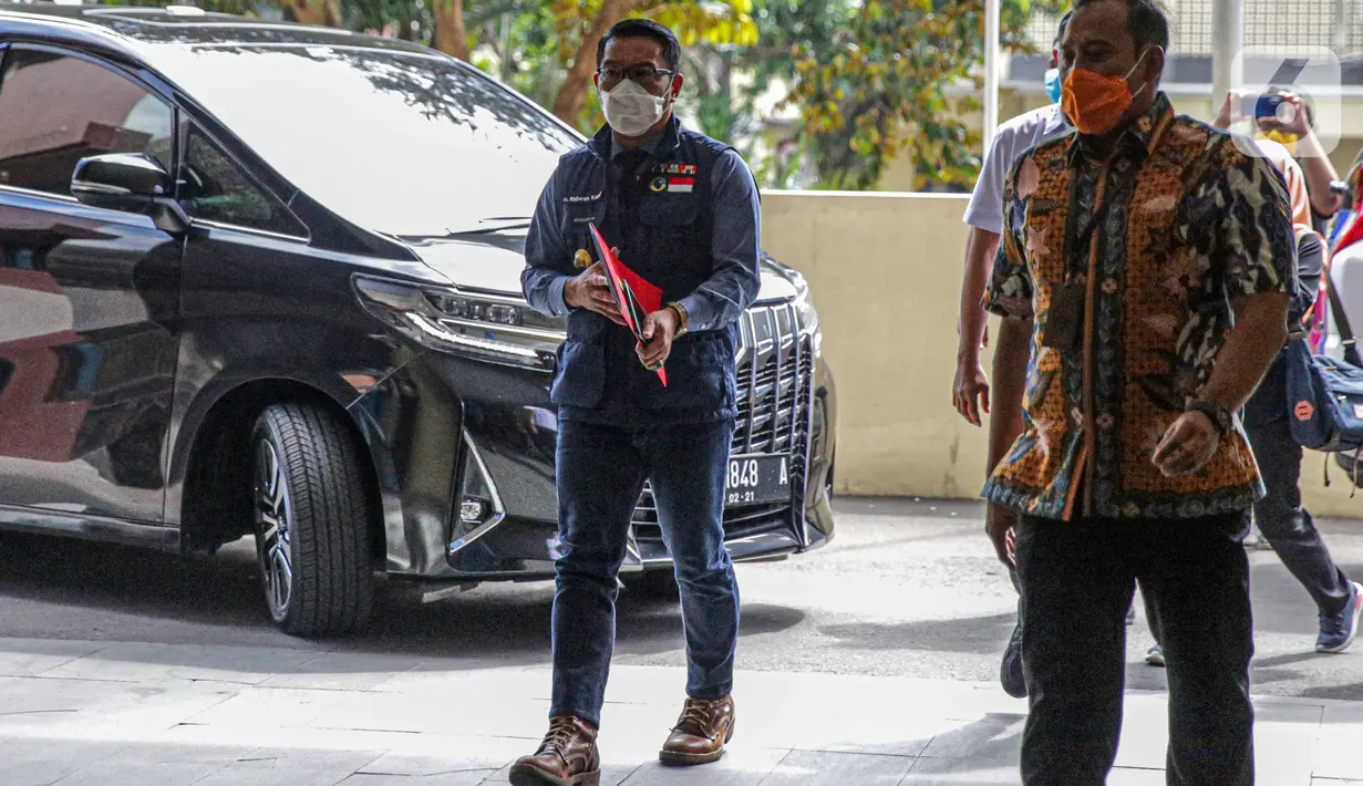 Gubernur Jawa Barat, Ridwan Kamil tiba di Bareskrim Polri, Jakarta, Jumat (20/11/2020). Ridwan Kamil dipanggil untuk dimintai klarifikasi terkait dugaan pelanggaran protokol kesehatan Covid-19 di acara kerumunan yang melibatkan Rizieq Shihab di Megamendung, Bogor. (Liputan6.com/Faizal Fanani)
