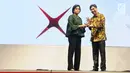 President Director Bank DBS Paulus Sutisna (kanan) memberikan plakat kepada Menteri Keuangan Sri Mulyani saat DBS Asian Insights Conference 2018 di Jakarta, Kamis (31/1). (Liputan6.com/Herman Zakharia)