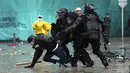 Polisi menahan seorang pengunjuk rasa saat protes antipemerintah di Bogota, Kolombia, Rabu (5/5/2021). Para pelajar, serikat pekerja, masyarakat dan kelompok lain ikut berdemo. (AP Photo/Fernando Vergara)