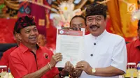 I Wayan Koster (kiri) dan Tjokorda Oka Arthadan menunjukkan surat rekomendasi usai ditetapkan di Jakarta, Sabtu (11/11). PDIP mengusung I Wayan Koster dan Tjokorda Oka Arthadan di Pilgub Bali 2018. (Liputan6.com/Helmi Fithriansyah)