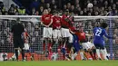 Willian melakukan tendangan bebas pada babak kelima FA Cup yang berlangsung di stadion Stamford Bridge, London, Selasa (19/2). Man United menang 2-0 atas Chelsea. (AFP/Adrian Dennis)