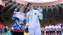 Pasangan pevoli Indonesia, Alfin Daniel Pratama dan penerjemah timnas voli putra Thailand, McEntee Catherine kedapatan saling memberikan dukungan meski mereka berbeda tim. Meskipun begitu, keduanya tetap fokus memberikan usaha yang terbaik untuk tim mereka. (Bola.com/Bagaskara Lazuardi)