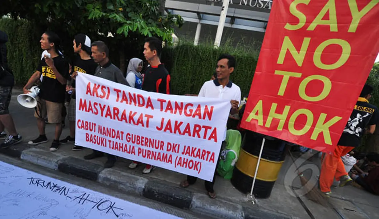 Sejumlah pegiat dari Masyarakat Jakarta Cabut Mandat, menggelar aksi protes kepada Gubernur Ahok di sekitaran Bundaran HI, Minggu (22/2). Dalam aksinya mereka memprotes sejumlah kebijakan Ahok yang dinilai tak pro-rakyat. (Liputan6.com/Faizal Fanani)