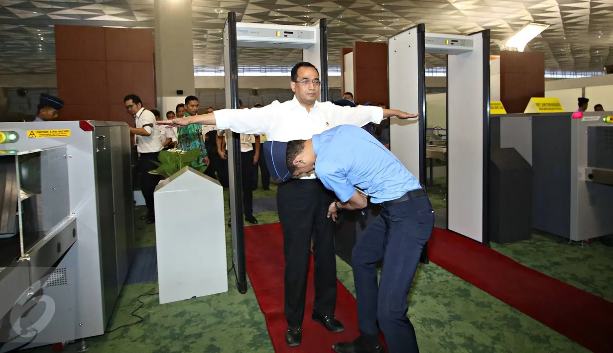Menteri Perhubungan Budi Karya Sumadi melewati pos pemeriksaan saat akan meninjau aktivitas Terminal 3 Bandara Soekarno-Hatta di Tangerang, Banten, Selasa (9/8). Terminal 3 Bandara Soetta resmi beroperasi dini hari tadi (Liputan6.com/Immanuel Antonius)
