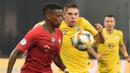 Bek Portugal, Nelson Semedo, berusaha melewati bek Ukraina, Vitaliy Mykolenko, pada laga Kualifikasi Piala Eropa 2020 di Stadion NSK Olimpiyskyi, Kiev, Senin (14/10). Ukraina menang 2-1 atas Portugal. (AFP/Genya Savilov)