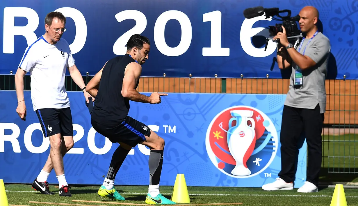 Adil Rami tengah berlatih serius saat diliput media sebelum melawan Jerman pada laga semi-final di Centre d'Entrainement Robert Louis-Dreyfus, Marseille, (6/7/2016).(AFP/Franck Fife)