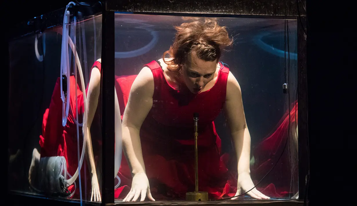 Persiapan menjelang Konser Underwater AquaSonic di Aarhus, Denmark, Rabu (19/4). Konser ini menghadirkan grup Between Music yang bermain musik di dalam akuarium. (AFP PHOTO / Jonathan NACKSTRAND)