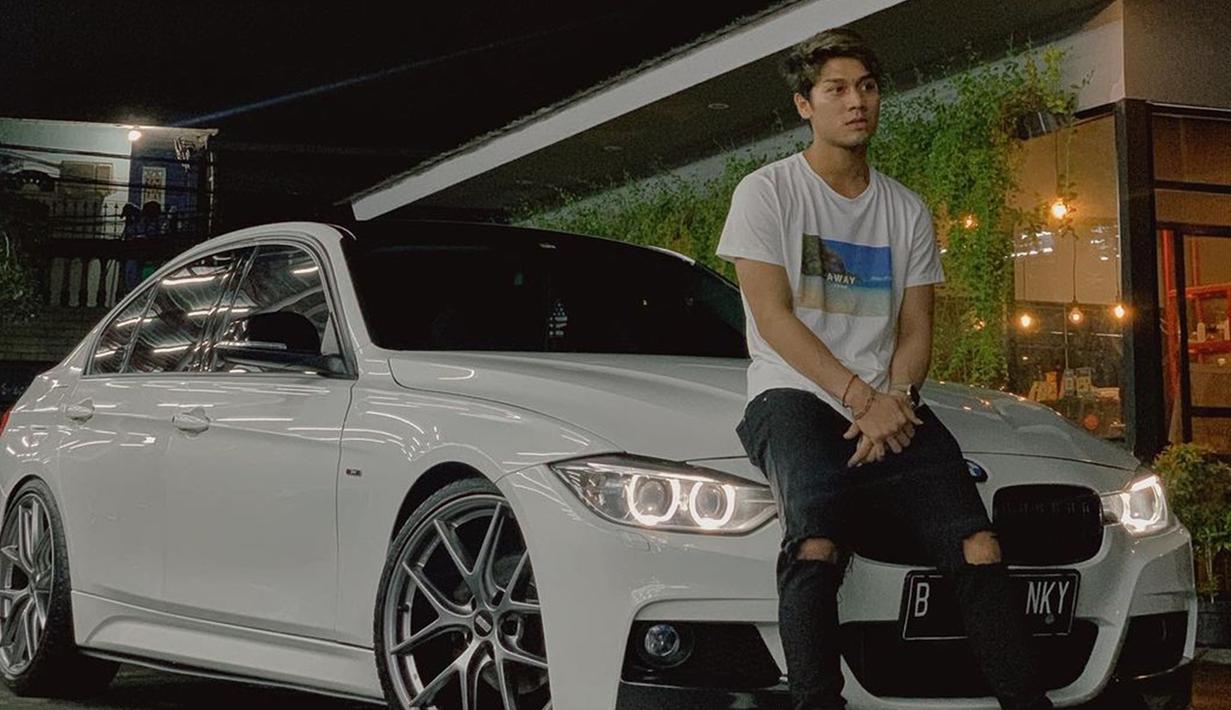 Sebelum kasus KDRT terkuat ke publik, Rizky Billar sering mendapatkan pujian hingga disebut sultan karena kesuksesan yang diraihnya di usia muda. Namun kini, hujatan hingga komentar negatif ramai dibubuhkan netizen di kolom komentar hampir semua unggahan Rizky Billar di Instagram. Bahkan bintang sinetron Topeng Kaca disebut sukses karena Lesti Kejora. (Liputan6.com/IG/@rizkybillar)