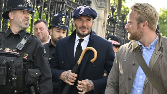 Foto: Rela Antre 13 Jam untuk Melayat, Bukti Hormat dan Kecintaan David Beckham kepada Ratu Elizabeth II