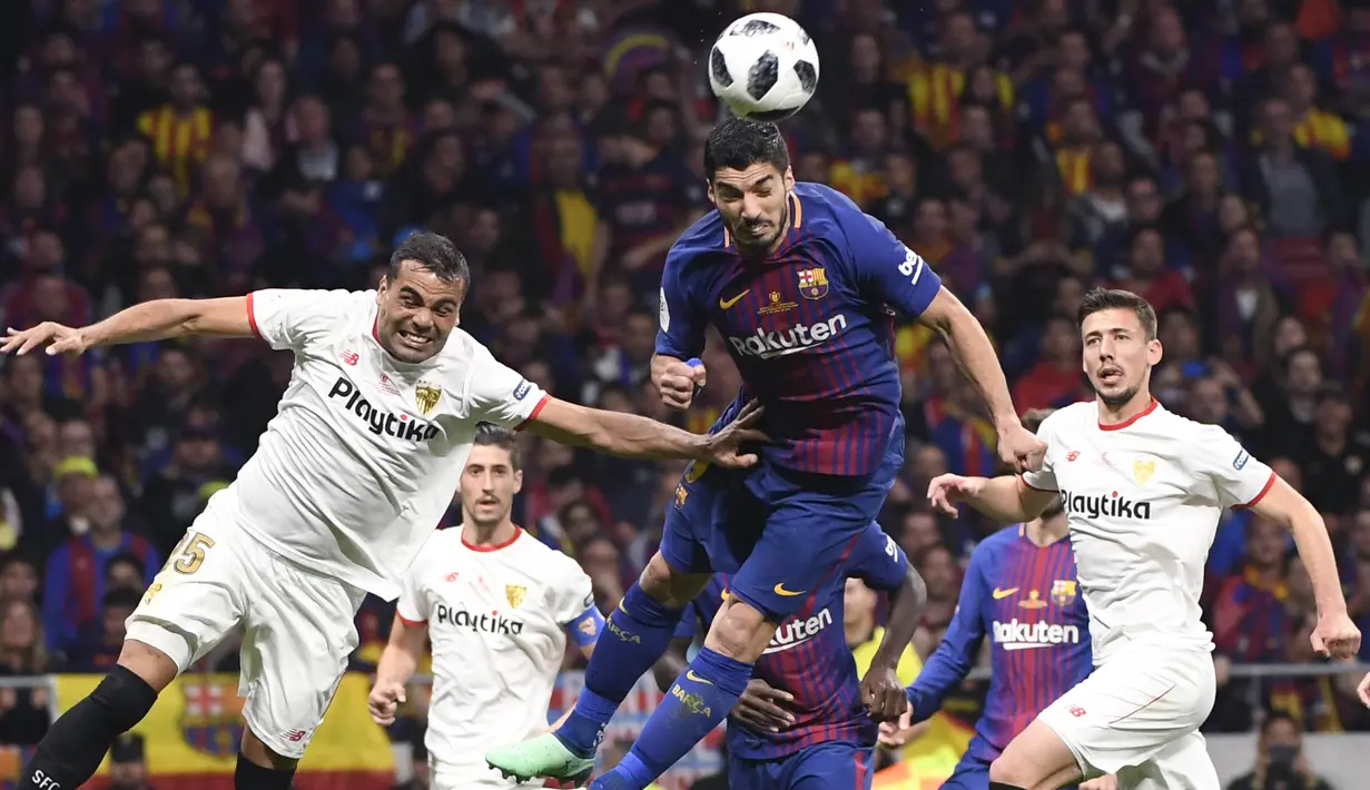 Striker Barcelona, Luis Suarez, menyundul bola saat melawan Sevilla pada laga final Copa del Rey di stadion Wanda Metropolitano, Madrid, Minggu (22/4/2018). Barcelona menang 5-0 atas Sevilla. (AFP/Pierre-Philippe Marcou)
