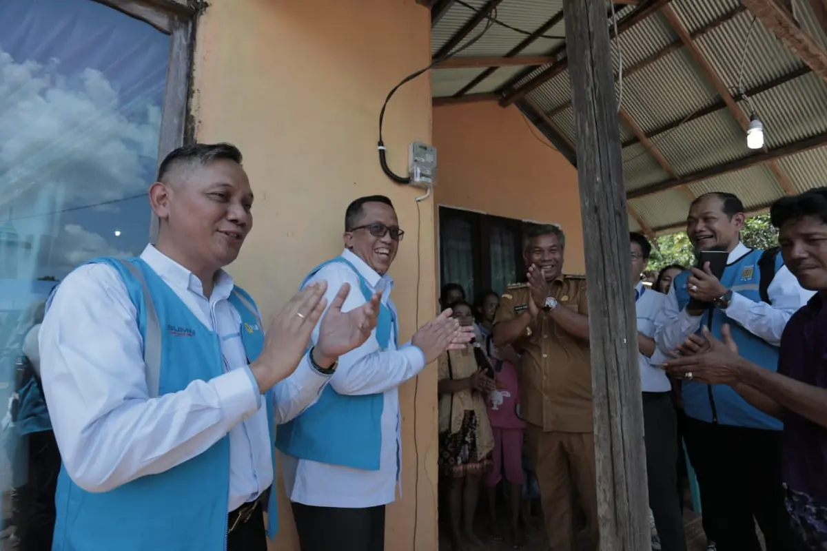 PLN melakukan elektrifikasi di desa-desa Kalimantan Barat.