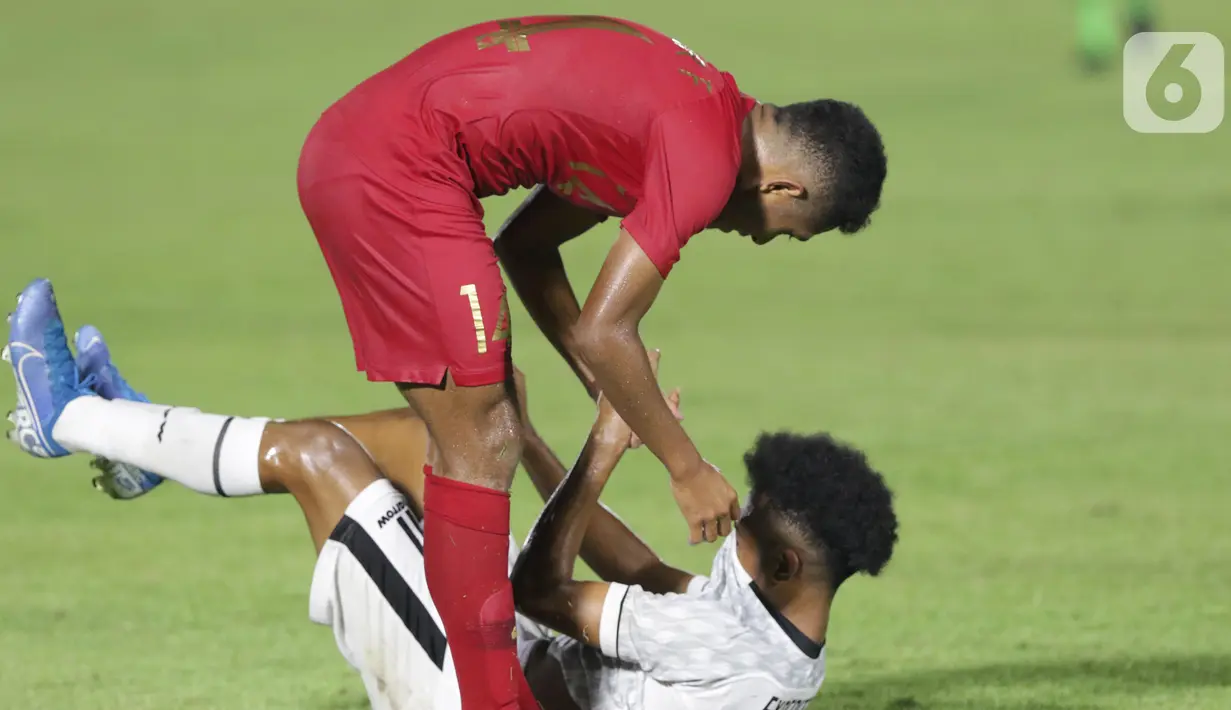 Pemain Timnas Indonesia U-19, M Fajar Fathur menghampiri pemain Timor Leste usai laga kualifikasi Grup K Piala AFC U-19 2020 di Stadion Madya Gelora Bung Karno, Jakarta, Rabu (6/11/2019). Indonesia unggul 3-1. (Liputan6.com/Helmi Fithriansyah)