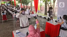 Peserta memberikan berkas sebelum mengikuti proses Tes Standar Kompetensi Dasar (SKD) CPNS di BKN, Jakarta, Kamis (2/9/2021). Sebanyak 800 peserta mengikuti tes yang dibagi dua sesi dan menerapkan protokol kesehatan yang ketat. (Liputan6.com/Herman Zakharia)