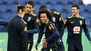 Bek Brasil, Marcelo, tersenyum saat sesi latihan jelang laga persahabatan di Paris, Rabu (8/11/2017). Brasil akan berhadapan dengan Jepang. (AFP/Franck Fife)