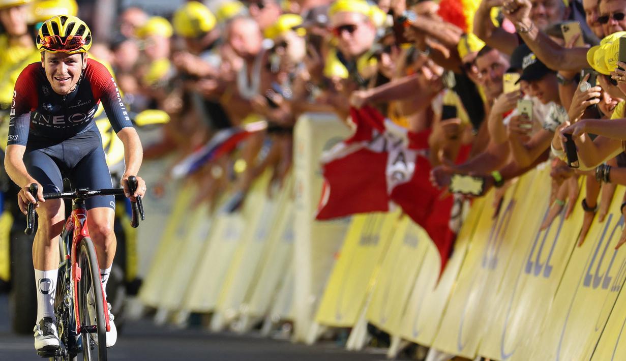 <p>Pebalap tim Ineos Grenadiers, Thomas Pidcock mengayuh sepedanya menjelang garis finis saat Stage 12 Tour de France 2022 yang menempuh rute sepanjang 165,1 km dari Briancon hingga L'Alpe-d'Huez, di Pegunungan Alpen, Prancis, Jumat (14/07/2022). (AFP/Thomas Samson)</p>
