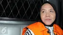 Istri Pahri Azhari, Lucianty memasuki mobil tahanan usai diperiksa KPK, Jakarta, Rabu (6/1/2016). KPK memperpanjang penahanan terhadap Bupati Muba, Pahri Azhari dan istri Lucianty selama 40 hari ke depan. (Liputan6.com/Helmi Afandi)
