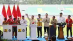 Presiden Republik Indonesia, Prabowo Subianto (keenam kiri) melambaikan tangan saat meresmikan secara simbolis dan serentak 17 stadion yang sudah selesai direnovasi sesuai standar Federasi Sepak Bola Internasional (FIFA) di Stadion Gelora Delta, Sidoardjo, Jawa Timur, Senin (17/3/2025). (Foto: Dokumentasi PSSI)