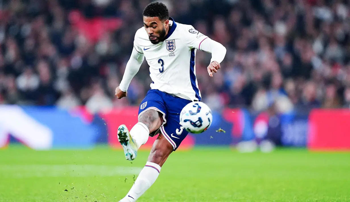 Reece James mencetak gol melalui tendangan bebas ala Legenda MU dan Timnas Inggris, David Beckham. (AP Photo/Kin Cheung)