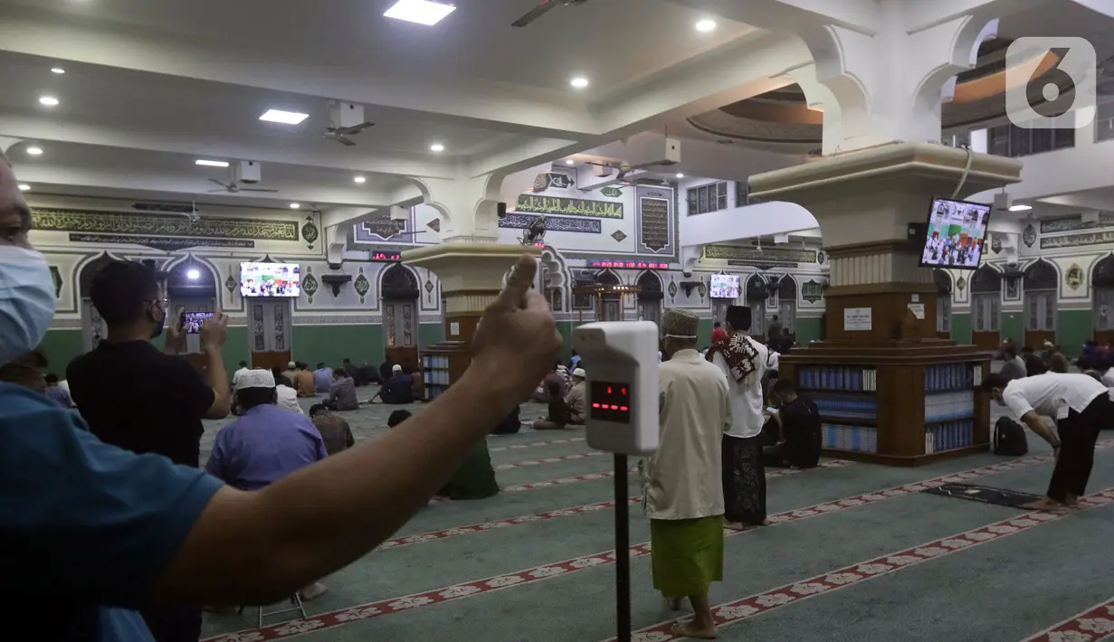 Seorang jemaah mengukur suhu tubuh di Masjid Agung Al-Azhar, Jakarta, Jumat (1/4/2022). Masjid Al-Azhar memulai Sholat Tarawih, Jumat malam (1/4), sesuai perhitungan wujudul hilal Majelis Tarjih dan Tajdid PP Muhammadiyah yang menetapkan awal Ramadhan 2 April 2022. (Liputan6.com/Helmi Fithriansyah)