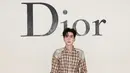 Aktor Chinese ini tampil effortless chic kenakan kemeja kotak-kotak dengan bahu fringe dan ripped jeans [Dior]