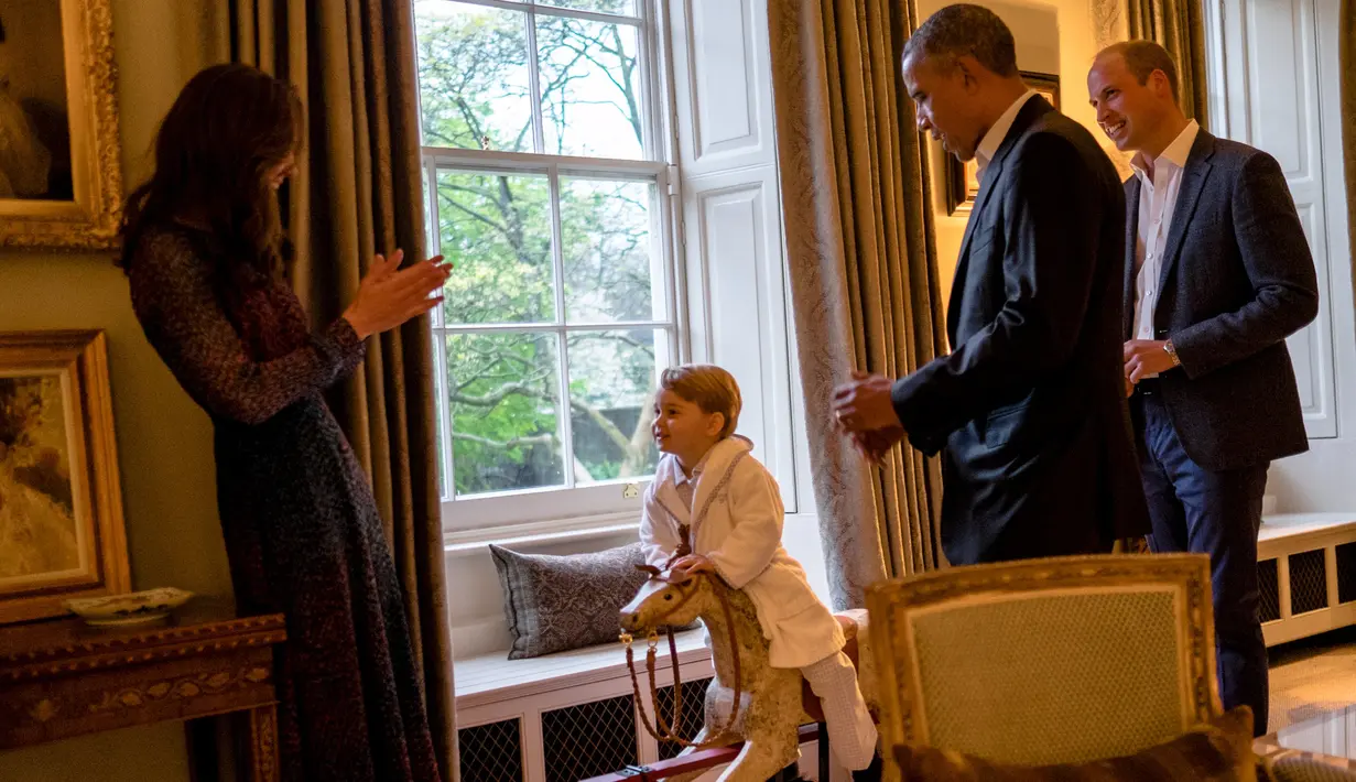 Presiden AS Barack Obama (kedua kanan) dan Pangeran William (kanan) memperhatikan Pangeran George yang tengah bermain dengan sang ibu, Kate Middleton di Kensington Palace, London, Jumat (22/4). (Kensington Palace/Pete Souza via Reuters)