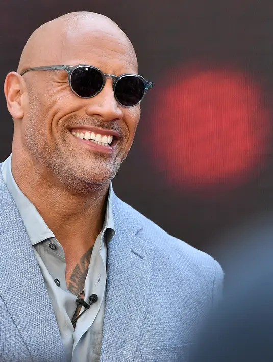 Dwayne Johnson menghadiri pemutaran film "Skyscraper" di New York, AS (10/7). Film ini dibintangi Dwayne Johnson, Neve Campbell, Chin Han, Roland Muller, Noah Taylor, Byron Mann, Pablo Schreiber, dan Hannah Quinlivan. (AFP Photo/Michael Loccisano)