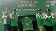 Presdir PT Nestlé Indonesia Dharnesh Gordhon (kedua kanan) secara simbolis menyerahkan kaus dan nomor dada peserta kepada Asisten Kesejahteraan Rakyat Sekda DKI Jakarta, Catur Laswanto (kedua kiri) pada Kick-off MILO Jakarta International 10K di Jakarta, Minggu (16/6/2019). (Liputan6.com/HO/Rizky)
