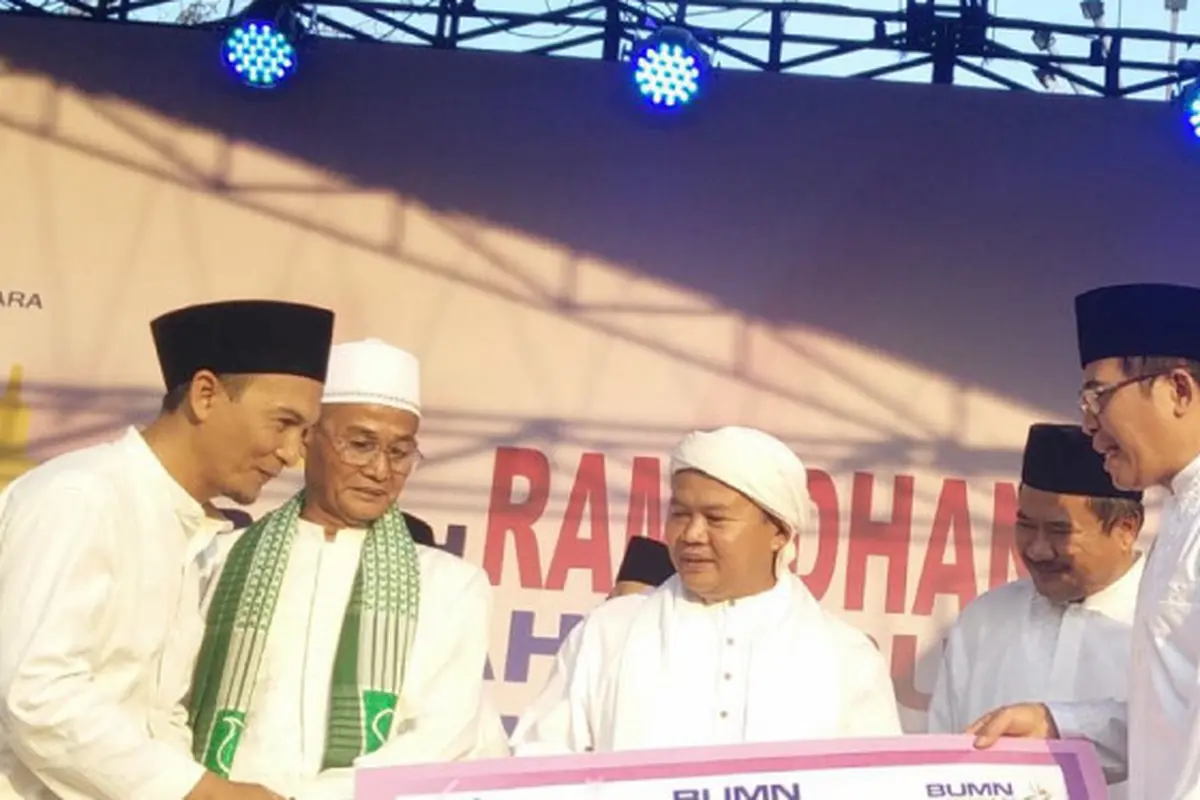 Dirut Telkom Alex J Sinaga menyerahkan bantuan dalam kegiatan CSR  bagi umat Islam di Garut beberapa waktu lalu
