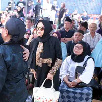 Kepergian Eko DJ untuk selamanya menjadi luka yang mendalam untuk keluarga dan para sahabat. Beri penghormatan terakhir, sejumlah pelawak Indonesia hadir di kediaman mendiang Eko DJ. (Deki Prayoga/Bintang.com)