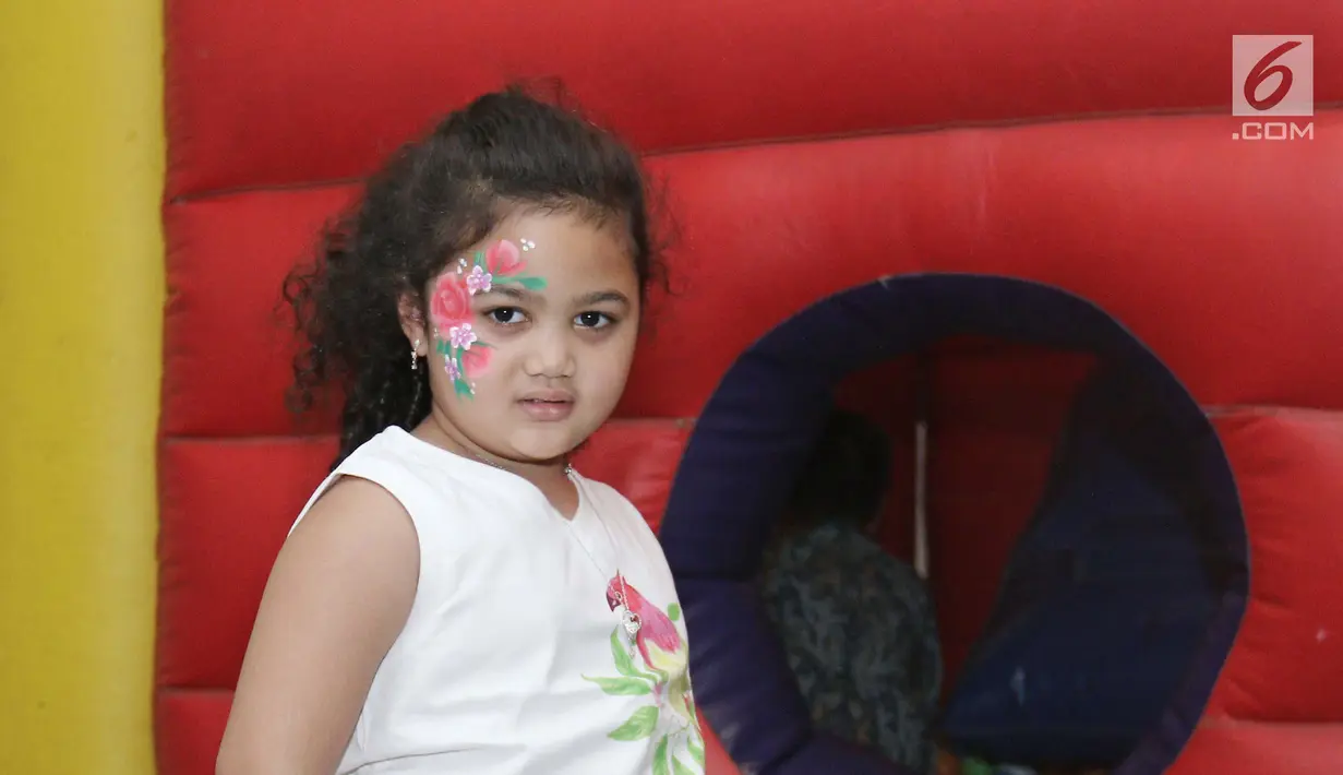 Anak pertama Krisdayanti dengan Raul Lemos, Amora saat bermain di kawasan Tebet, Jakarta, Minggu (27/08). Anak-anak ini asyik bermain saat menghadiri acara potong rambut anak kedua Ayu Dewi. (Liputan6.com/Herman Zakharia)