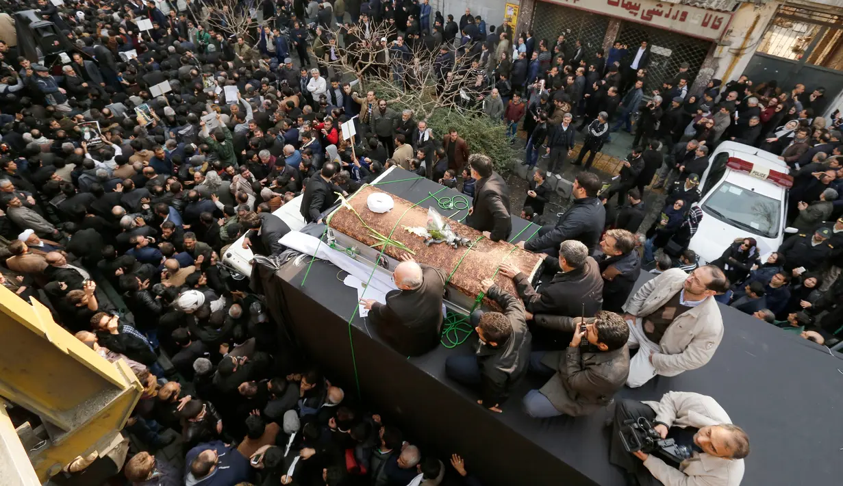 Ribuan warga mengiringi Peti jenazah Ali Akbar Hashemi Rafsanjani menuju tempat upacara pemakaman di Teheran, Iran (10/1). Semasa hidupnya dia pernah memegang pucuk pimpinan pemerintahan di Iran selama dua periode. (AFP/Atta Kenare)