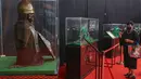 Dalam rangka memeriahkan Ramadan 1447 Hijriah, Pemerintah Kabupaten Bogor, Jawa Barat, menghadirkan pameran artefak Nabi Muhammad SAW dan para sahabat serta keluarga di gedung Laga Satria, Pakansari, Cibinong, Kabupaten Bogor, Jawa Barat. Tampak dalam foto, pengunjung mengamati artefak Nabi Muhammad SAW dan para sahabat serta keluarga saat pameran di gedung Laga Satria, Pakansari, Cibinong, Kabupaten Bogor, Jawa Barat, Jumat (20/2/2026). (merdeka.com/Arie Basuki)