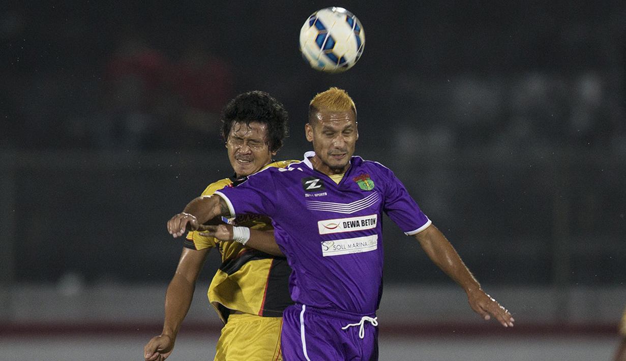 Pemain Mitra Kukar, Rizky Pellu duel udara dengan pemain Persita, Raphael Maitimo pada laga Piala Presiden di Stadion Dipta, Bali, Minggu (30/8/2015). Persita bermain imbang tanpa gol melawan Mitra Kukar. (Bola.com/Vitalis Yogi Trisna)
