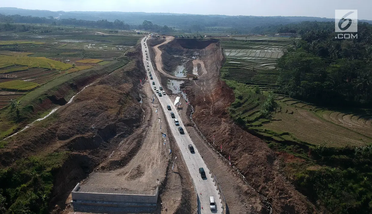 Foto udara antrean kendaraan pemudik saat melintasi tanjakan Jembatan Kali Kenteng di ruas tol fungsional Salatiga-Kartasura, Kab Semarang, Jateng, Selasa (12/6). Kepadatan terjadi karena jalan yang curam